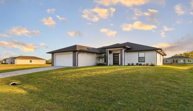 Waterfront 4-bedroom house in charming Cape Coral pet friendly newly build