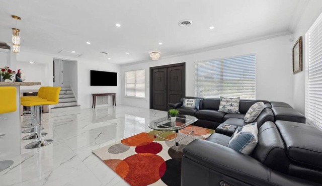 Waterfront, 4BD, 3BA, 5 King Beds, Sleeps10,Jacuzzi, Mini Golf