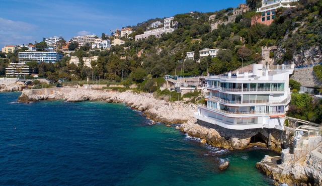 Waterfront 4BR apartment with breathtaking views and direct access to the sea