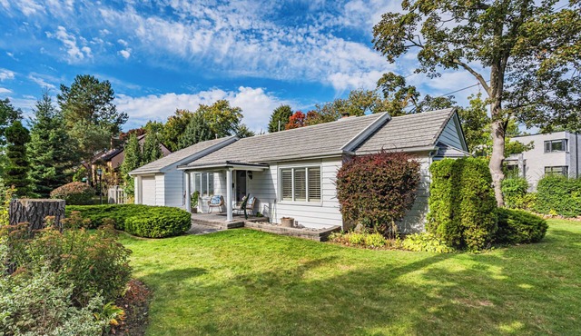 Waterfront 4BR Bungalow by Lake in Port Credit, Mississauga close to Airport