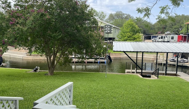 Waterfront 5/3 roomy home, constant level Lake LBJ, jet ski ramp & covered porch