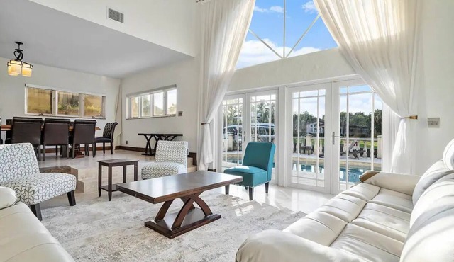 Waterfront 5 Bed/5Bath Home-Pool, Dock, Las Olasnn