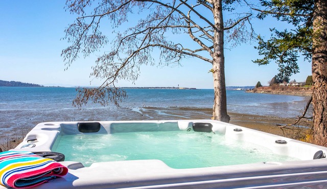 Waterfront 5 bed/5ba Private beach, hot tub, fire pit, huge patio, 2 kitchens