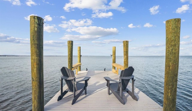 Waterfront- 5-bedroom house with dock in charming North Beach
