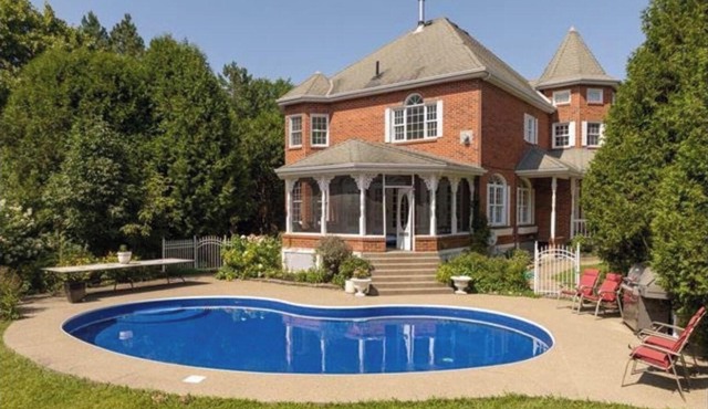 Waterfront 5 bedroom house heated pool one acre yard BBQ Pond