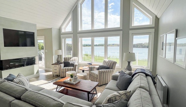 Waterfront, 5 Bedrooms, Kayaks and AC