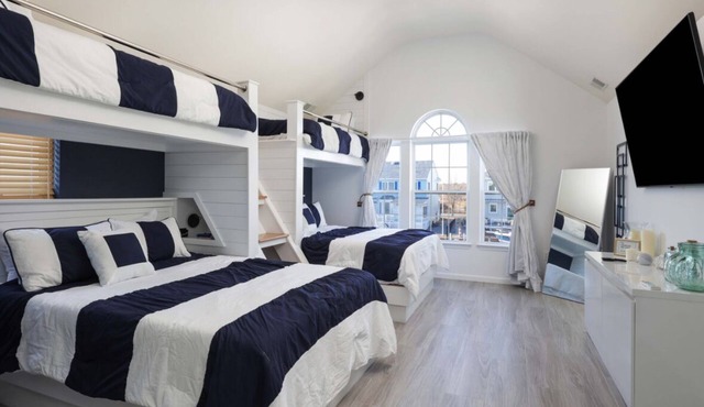 Waterfront 5-bedroom house w/Boat Lift & Jet Ski Docks. Short walk to beach.