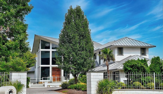 Waterfront 5BR Luxury Retreat w/Pool,Chef’s Kitchen–Sleeps 14 in Virginia Beach