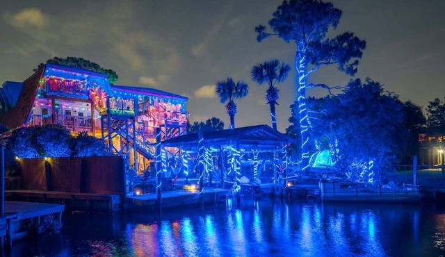 Waterfront 5BR w/Game Room, Near Space Center