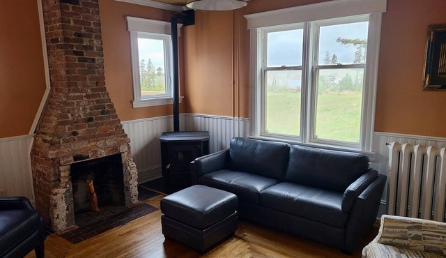 Waterfront 6 bedroom (8 beds) , 51/2 bath house in Summerside, Pei.