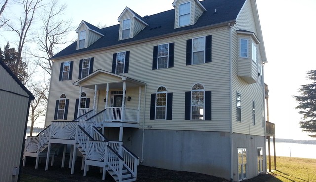 Waterfront 6-bedroom house with WiFi, dock and 2 hours from NOVA/Richmond