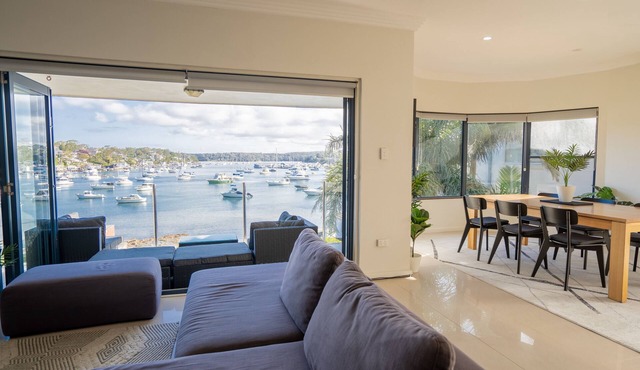 WATERFRONT 7x BEDROOM APARTMENT W/HOT TUB