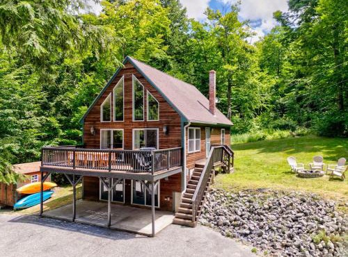 Waterfront Access with Kayaks Private Deck and a Firepit