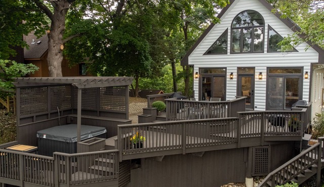 Waterfront Adventure & Relaxation: Kayaks, SUP, and Hot Tub on Site