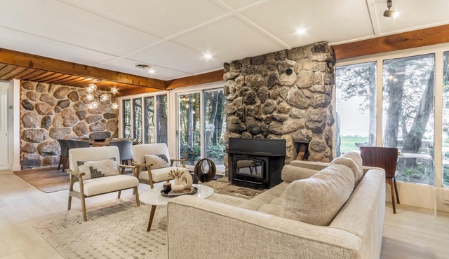 Waterfront All-Seasons Cottage, 15 min to Blue Mountain, Sleeps 10!