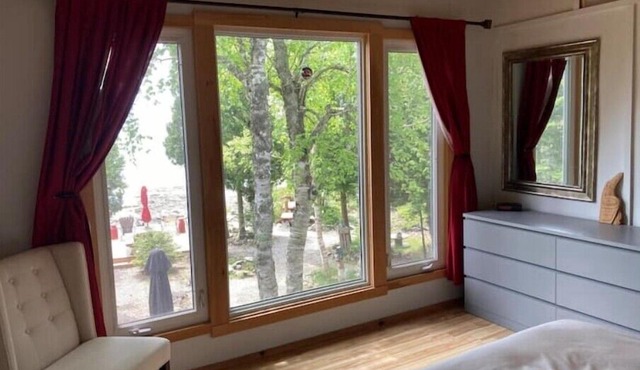 Waterfront and woods, 3 bedroom, clean and bright. Short drive to Tobermory