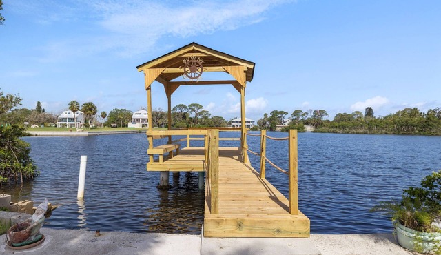 Waterfront Angler’s Paradise, 3BR/2.5BA w/Dock, Boat Ramp, Kayaks, HorseShoes, CornHole, Ping Pong