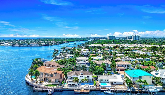Waterfront Antique Mansion! Heated Pool+Hot Tub!