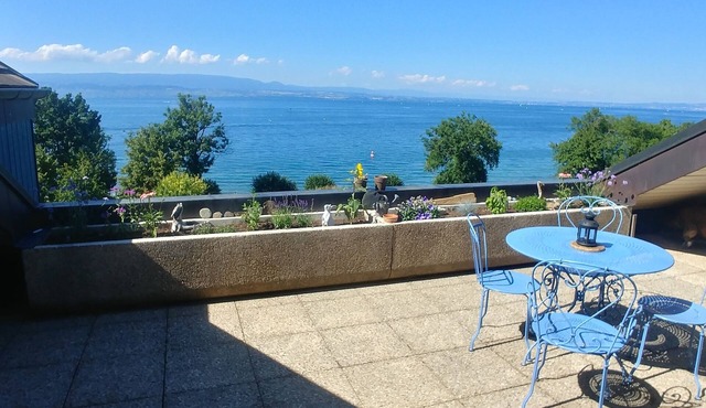 Waterfront apartment with lake view and direct access