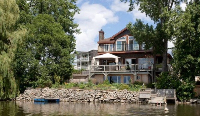 Waterfront Apart 15 min Montreal Airport 300742
