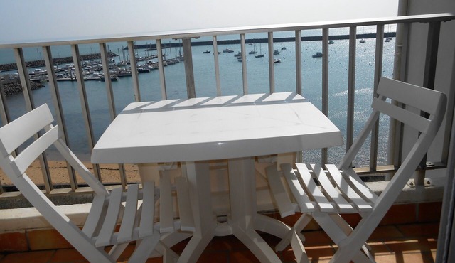 WATERFRONT APARTMENT