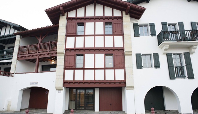 Waterfront apartment 100 m², superb sea and mountain views.