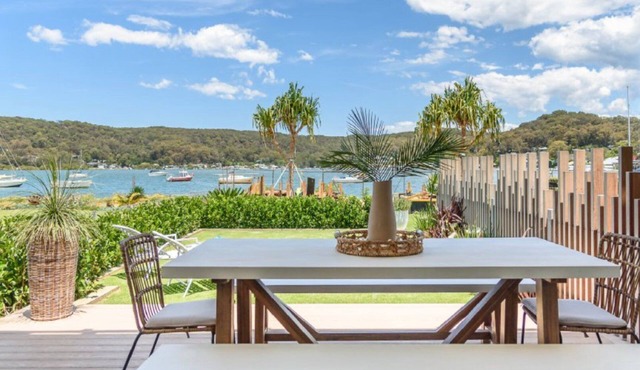 Waterfront apartment, stroll to cafes, restaurants