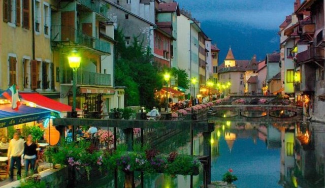 Waterfront apartment in the historic district with a large terrace.