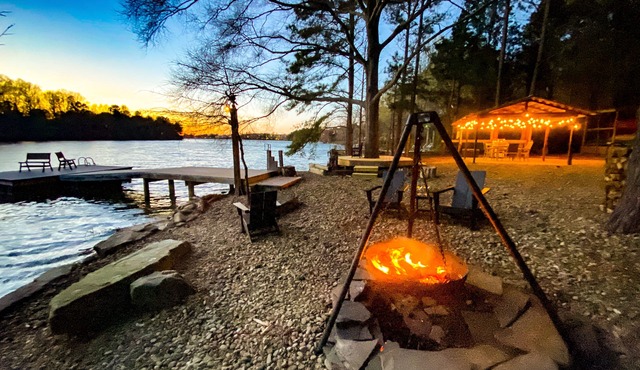 Waterfront apartment near downtown Davidson