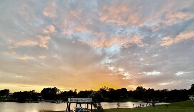 Waterfront apartment in quiet downtown Swansboro with dock deck - beautiful views - kayak launch w/kayaks - boat lift.