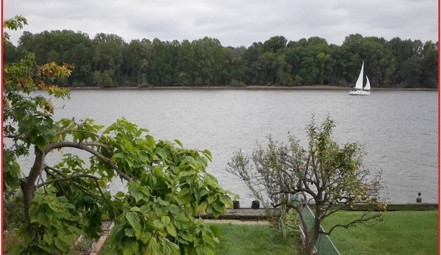 Waterfront Apt #3: Historic Bristol