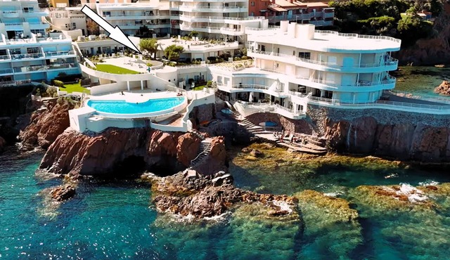 WATERFRONT, APT. 55m² SEA VIEW + SOUTH TERRACE-GARDEN of 45m² + SWIMMING POOL