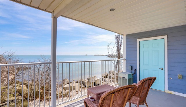 Waterfront Bass Island Retreat w/Balcony + TV