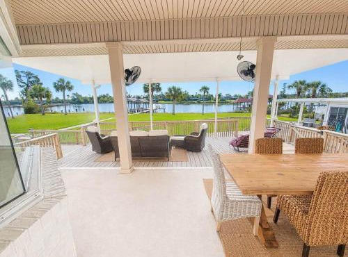 Waterfront Bay home, boat access and privacy