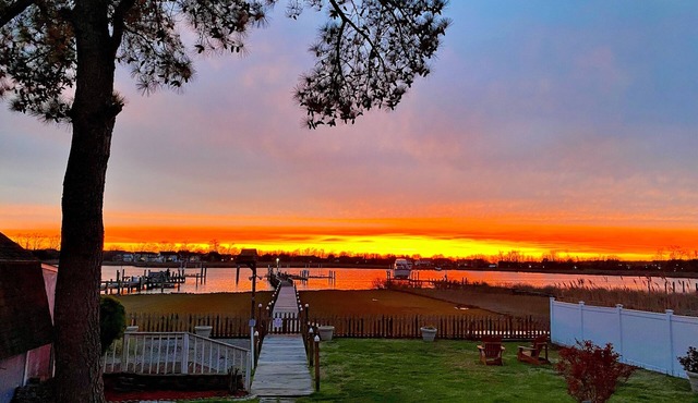 Waterfront Bay Home with Screened Porch, Gorgeous Sunsets