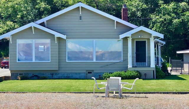 WATERFRONT BEACH CABIN ON COLUMBIA BEACH DRIVE - MINUTES FROM THE FERRY!