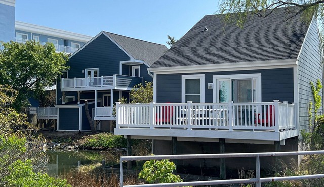 Waterfront beach cottage w/full kitchen, cable, free WiFi - close to the beach