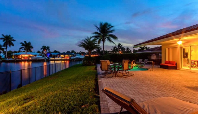 Waterfront - Beach, Heated Pool, Hot Tub, Kayak and SUP's