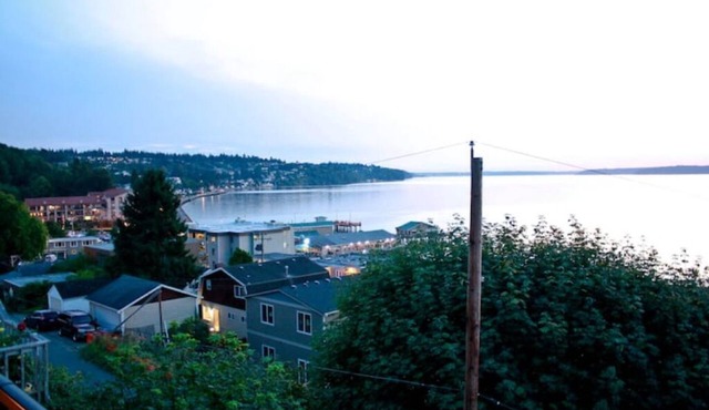 Waterfront Beach House Entire Place 2600 sq. ft. EV Charger Available