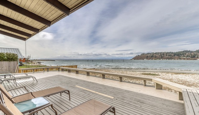Waterfront beach house w/ a furnished patio & breathtaking views of the bay!