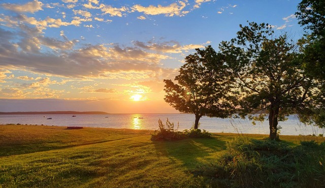 Waterfront, beach, private hot tub with pool and jacuzzi