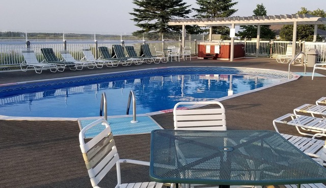 Waterfront & Beach Retreat with beach-community Pool and Hot Tub