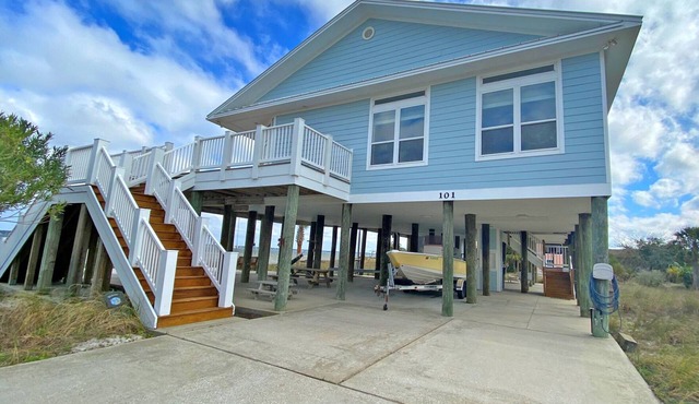 Waterfront Beauty! Perfect for gathering family and friends together!