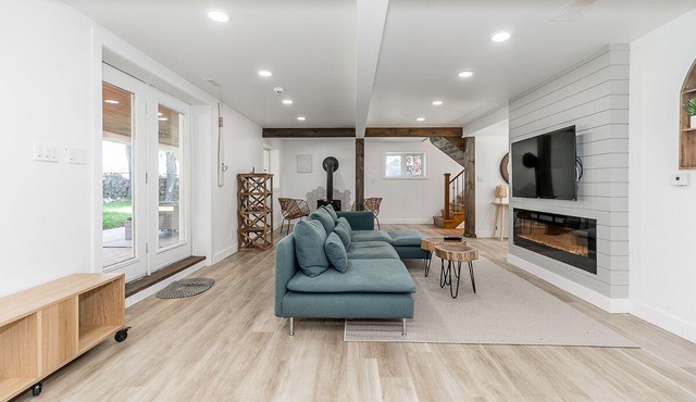 Waterfront! Beautiful. New Hot tub. On Trent-Severn Waterway. Muskoka.