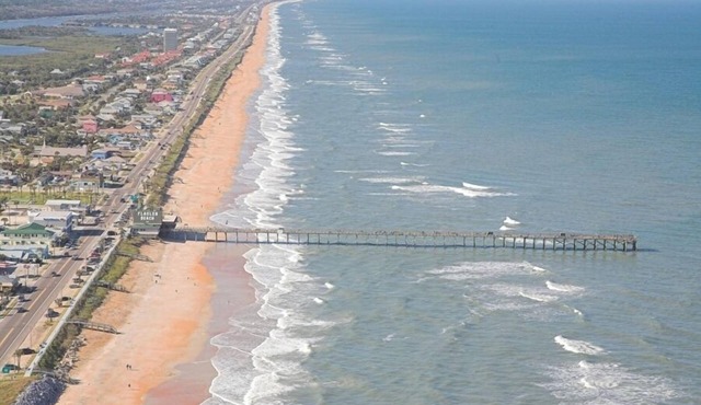 Waterfront beauty w/dock! For the winter 2023, min. from beach. Pet friendly,