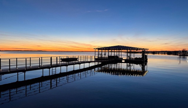 Waterfront-Best Views on Lake- HUGE Dock/Game Room