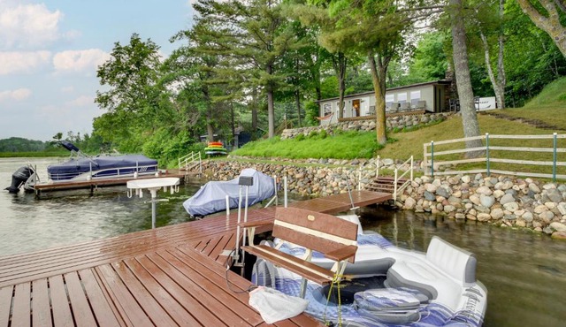 Waterfront Big Pine Lake Cabin with Kayaks!