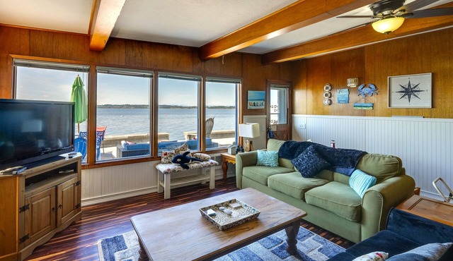Waterfront Birch Bay Cabin: Beach Access & Sunsets