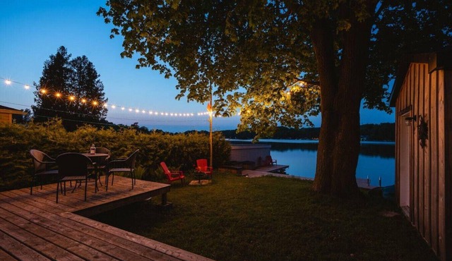 Waterfront Bliss: Firepit & BBQ Cottage R