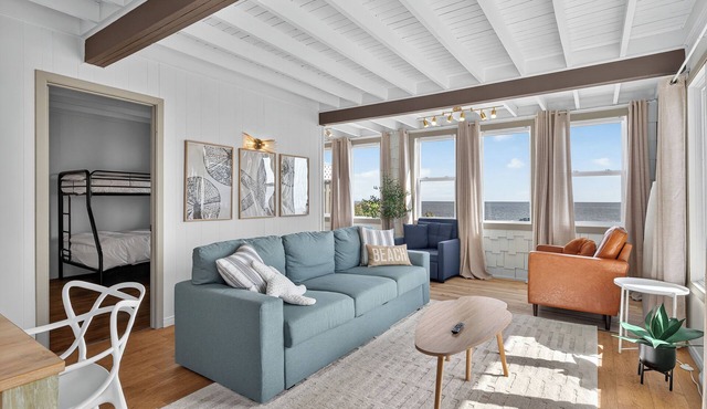 Waterfront Bliss – Le Petit Paradis